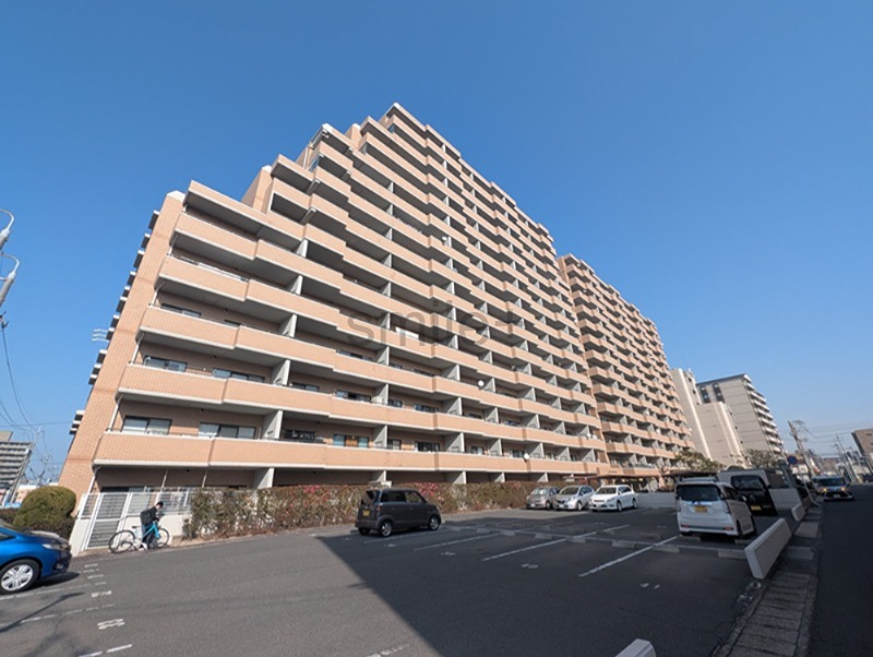 開放感のある青空が広がる現地からの眺めです。広々とした敷地に佇むマンションで、日々の暮らしにゆとりをもたらします。
