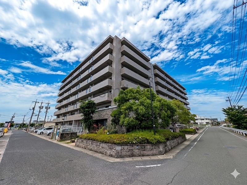 サーパス上中野 人気の大元小学校区に建つ『サーパス上中野』。穴吹工務店が手掛ける、確かな品質と管理体制でファミリー層に人気の分譲マンションです。