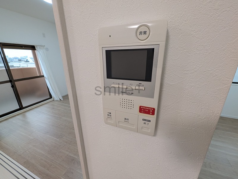 アマネセール東古松 訪問者の顔を確認できるTVモニター付インターホンを設置。来客時も安心して対応できます。