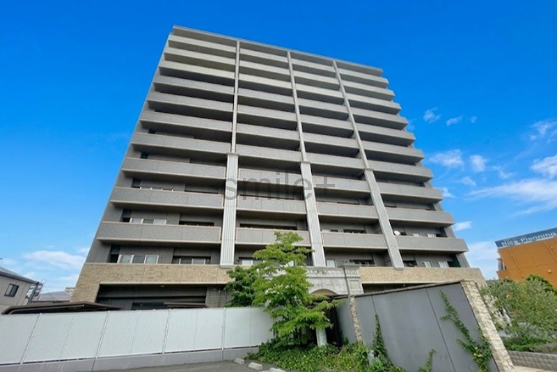 青空が映える外観のマンションです。開放感のあるバルコニーが魅力。新しい暮らしの拠点にいかがでしょうか。