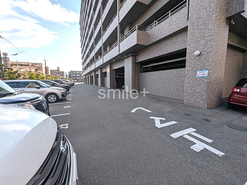 ロイヤルガーデン新屋敷 共用部写真（駐車場）
