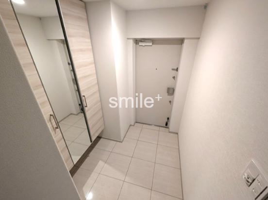 アルファステイツ問屋町Ⅱ 明るい玄関は、毎日の出入りを快適にします。大容量のシューズボックスで、玄関をすっきりと保てます。
